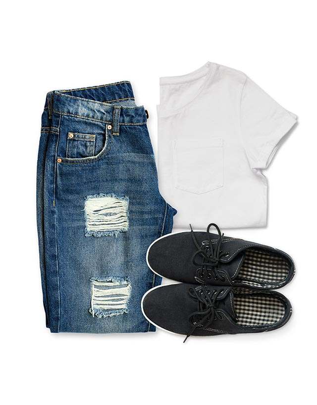 Jeans, weißes T-Shirt und Schuhe