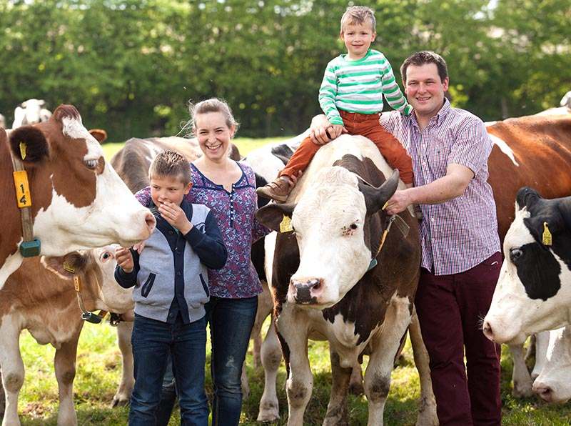 Familie Altfuchshof mit Kindern und Kühen