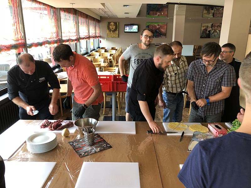 Männer beim Grillseminar am Vorbereiten