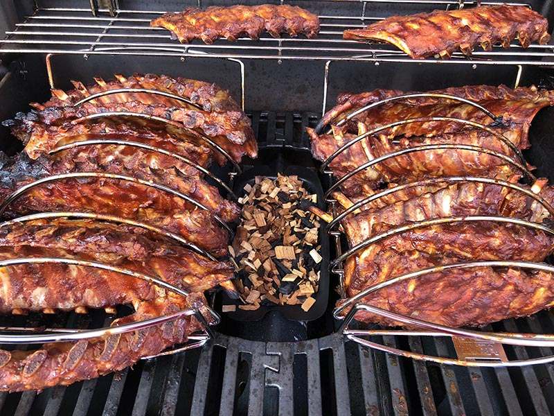 Ribs auf dem Grill in Gestell um von der Seite zu braten