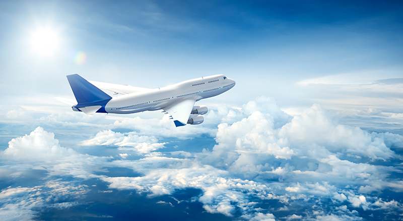 Flugzeug in der Luft zwischen den Wolken