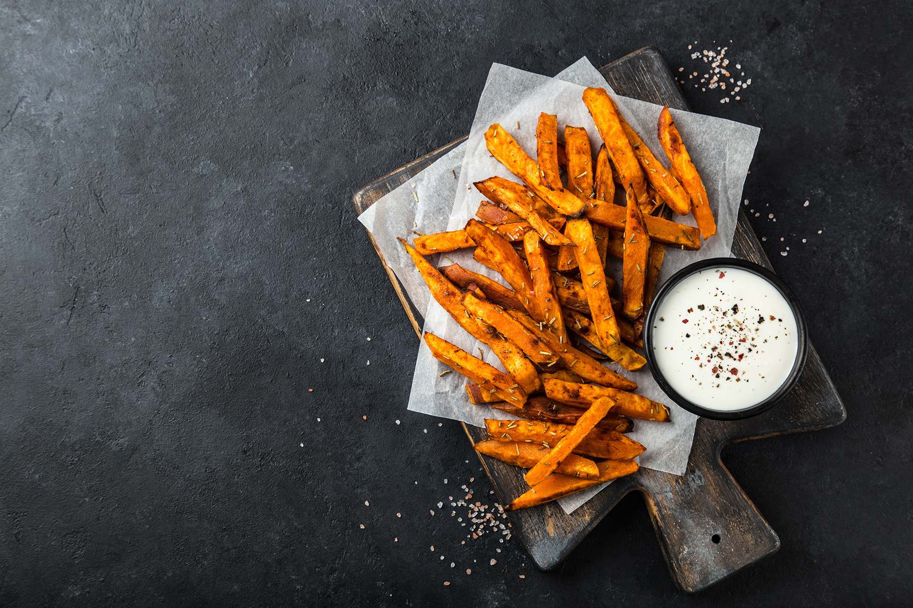 Süßkartoffel Pommes mit Sour-Cream Dip auf Schieferplatte