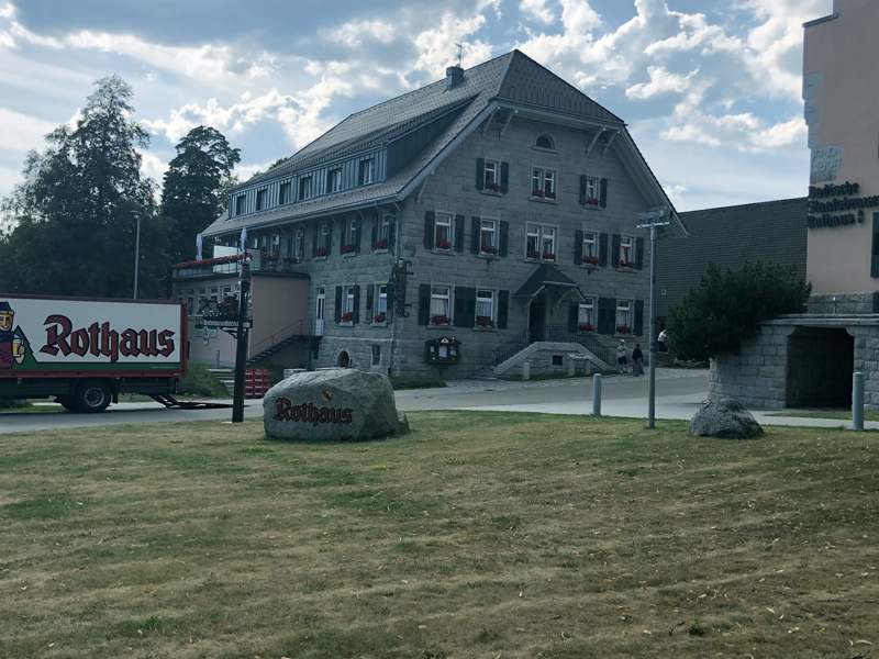 Rothaus Gasthaus mit Liefer LKW