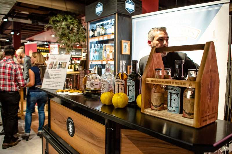 Probierstand von Ferdinands Saar Dry Gin an der Saar zu Hause