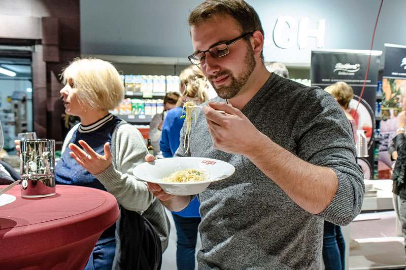 Ein freundlicher Gast beim verkosten der Nudeln mit Trüffelkäse-Creme