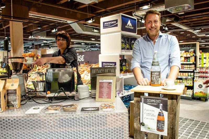 Regionaler Probierstand von naturbursche mit Gin, Apfelsaft und selbst geröstetem Kaffee