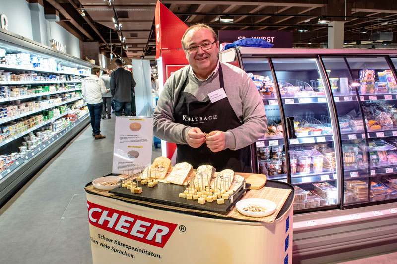 Probierstand der Käserei Scheer mit 2 neuen Sorten Käse: Ringelblume-Klee und Kräuter-Pfeffer