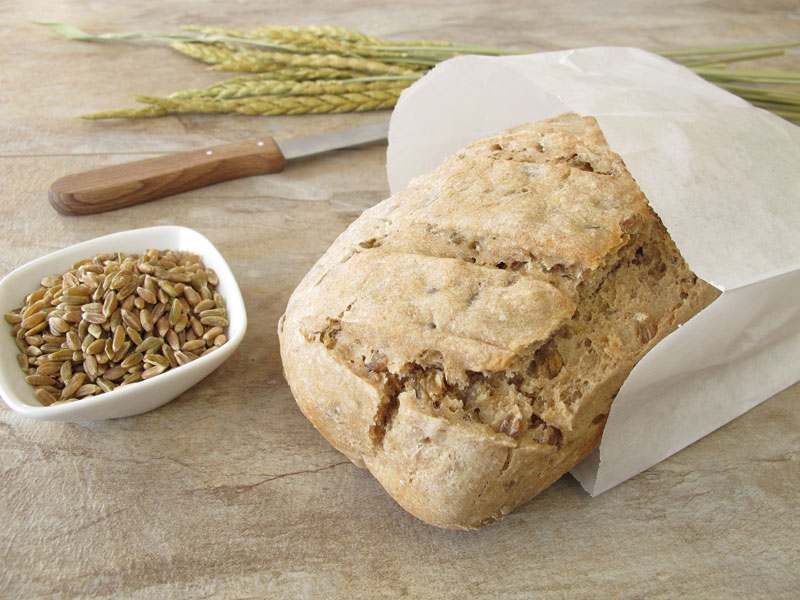 Brot in papiertüte