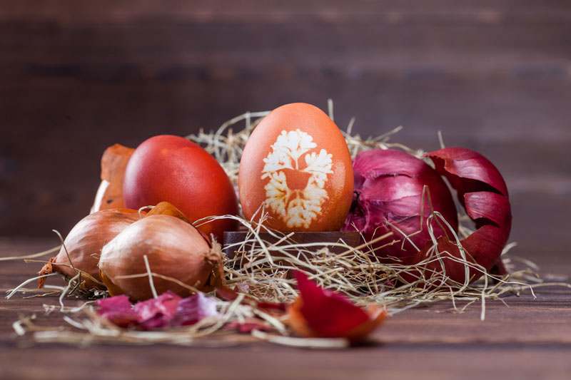 Eier färben mit Zwiebelschalen