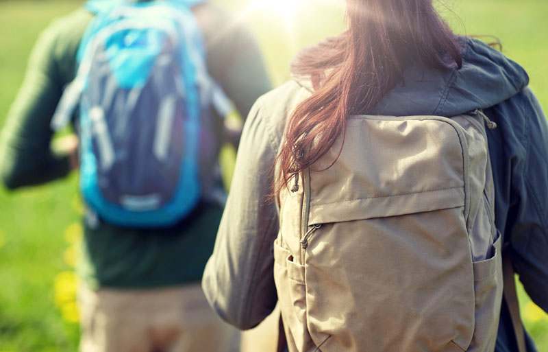 Wanderer mit Rucksäcken von hinten