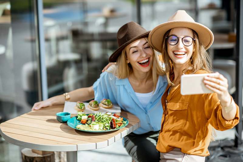 Freundinnen beim Mittagessen, Lunch, Selfie