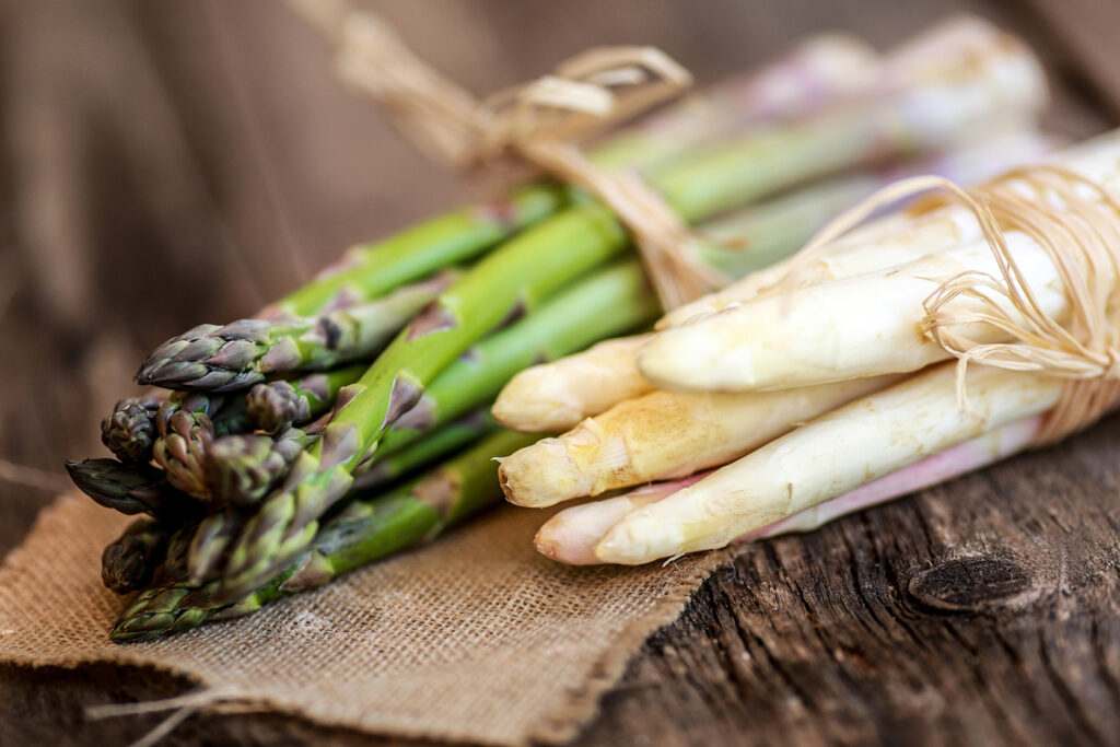 Spargel grün und weiß