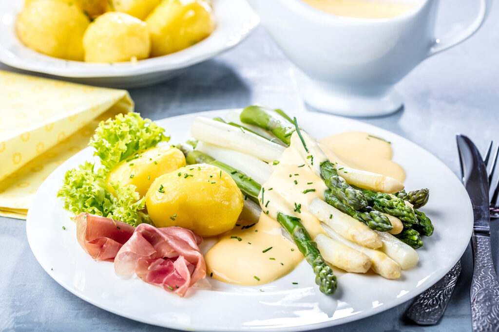 Spargel mit Kartoffeln, Sauce Hollandaise, Kochschinken